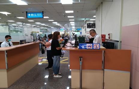 臺南航空站出境旅客接受內政部移民署證照查驗。
