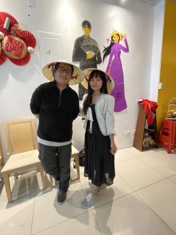 圖三陪伴越南籍妻子小玉(右一)來一同參加課程的林先生(左一)體驗越南文化後直呼新奇有趣
