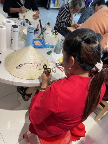 圖二新住民學員正在為越南斗笠作畫，創造屬於自己獨一無二的風格
