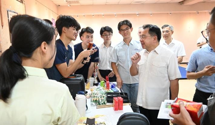 校長楊源明於社團展場與學生同樂