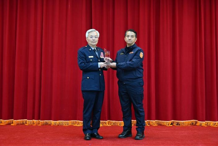 署長與臺東縣警察局受獎代表合影