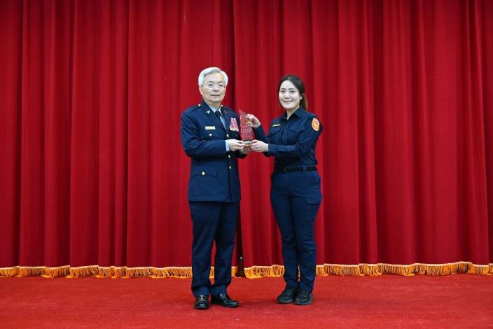 署長與高雄市政府警察局受獎代表合影