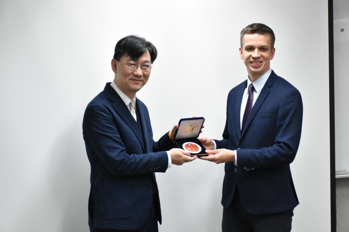 內政部次長董建宏致贈紀念品予波蘭臺北辦事處副處長Łukasz Weremiuk