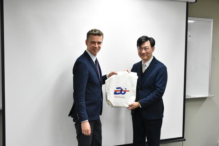 波蘭臺北辦事處副處長Łukasz Weremiuk致贈紀念品予內政部次長董建宏