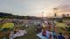夕陽下民眾在鵝鑾鼻公園草地上欣賞交響樂表演。