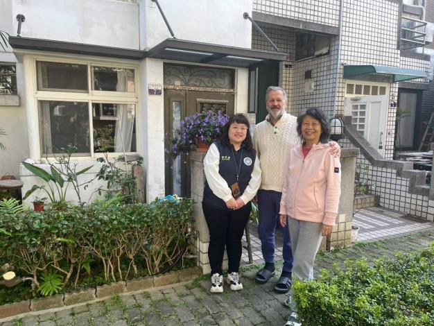 3.移民署臺中市第一服務站社工師前往拜會唐老師並與師母(右1)合影於老師住處前