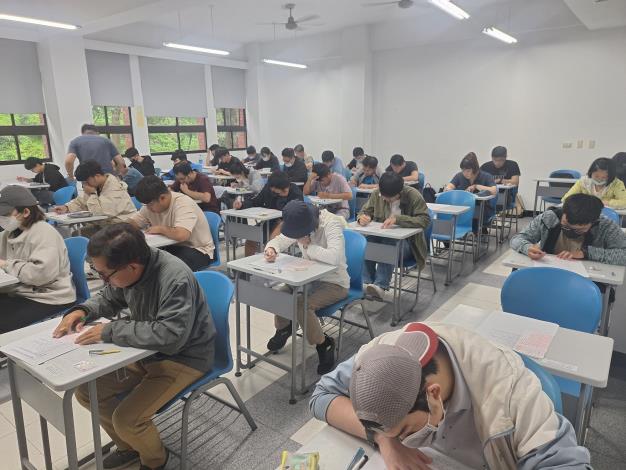 考生參與筆試
