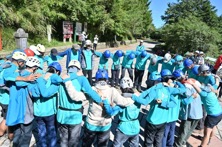 圖說7：入山前團隊沉澱心情，以敬山的態度為彼此加油打氣，一同上山、平安下山.JPG