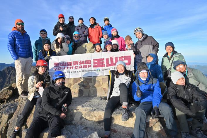 圖說2：走進山林、親近玉山，滿足置身自然的成就感、分享登高望遠的喜悅。