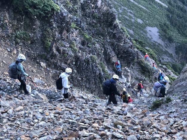 圖說3：登山活動能否安全順利進行，端看團隊合作能力與相互扶持的同理心。