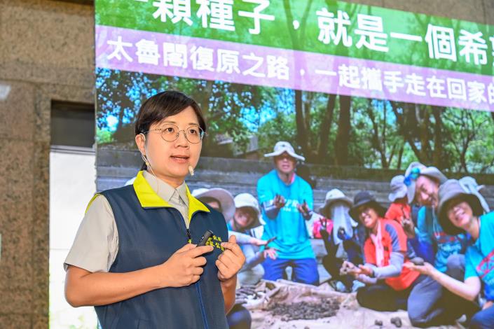 國家公園署保育解說組保育研究及國際合作科鄭凱方科長進行報告