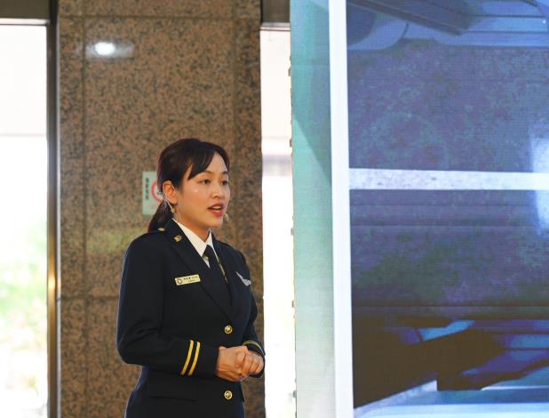 移民署國境事務大隊宋怡菁專員進行報告