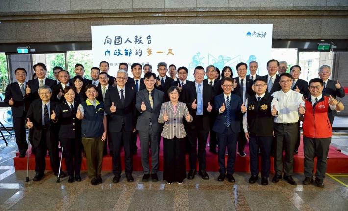 內政團隊共同合影