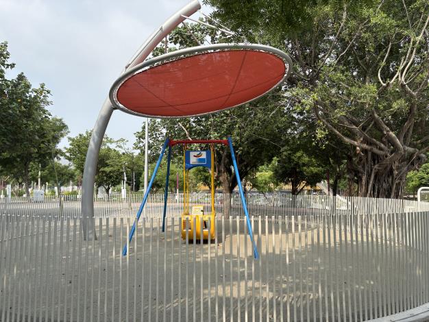 04 中央公園「飛行美樂地特色遊戲場」設有輪椅盪鞦韆，讓各類族群孩童皆能盡情遊玩