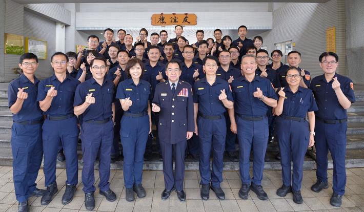警大校長與隊職同仁合影