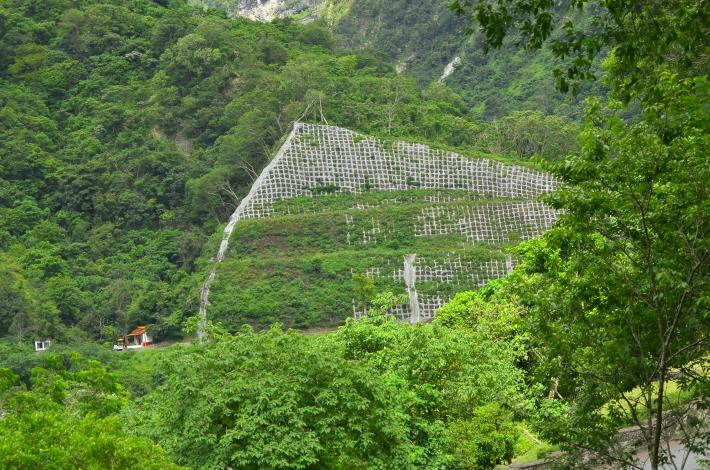 太魯閣臺地步道南段-遠眺震後撒種復甦中的邊坡