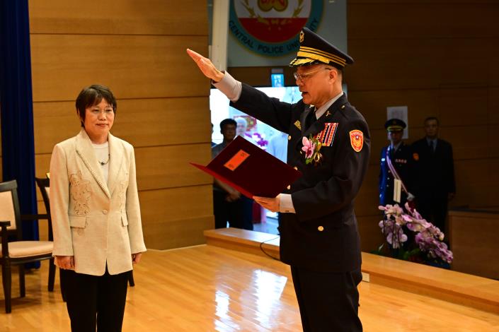 新任校長黃明昭宣誓