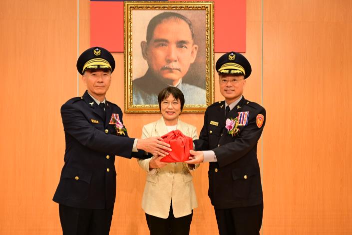新任校長黃明昭從劉世芳部長及陳惠堂代理校長手中接下印信