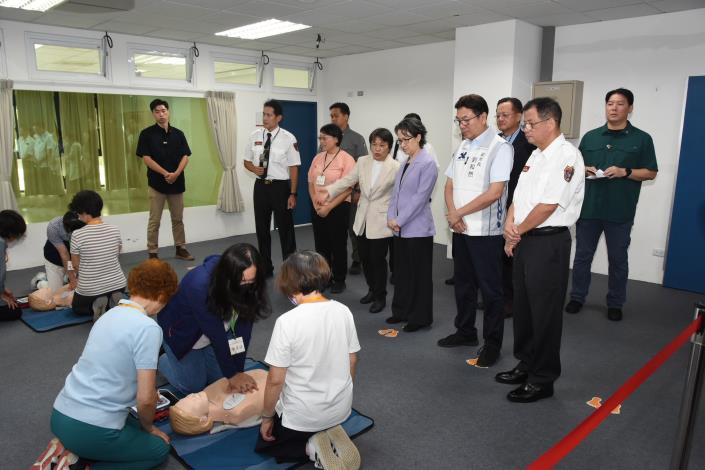 照片2：蕭美琴副總統、內政部劉世芳部長等貴賓視察學員施作CPR