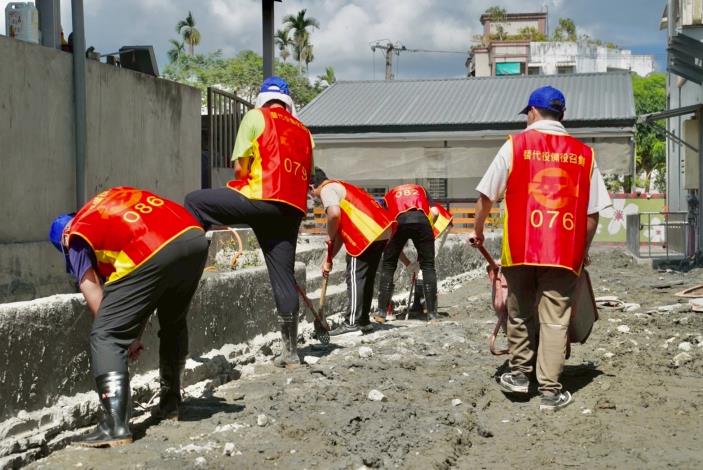 替代役備役役男執行災區側溝淤泥清除作業-3