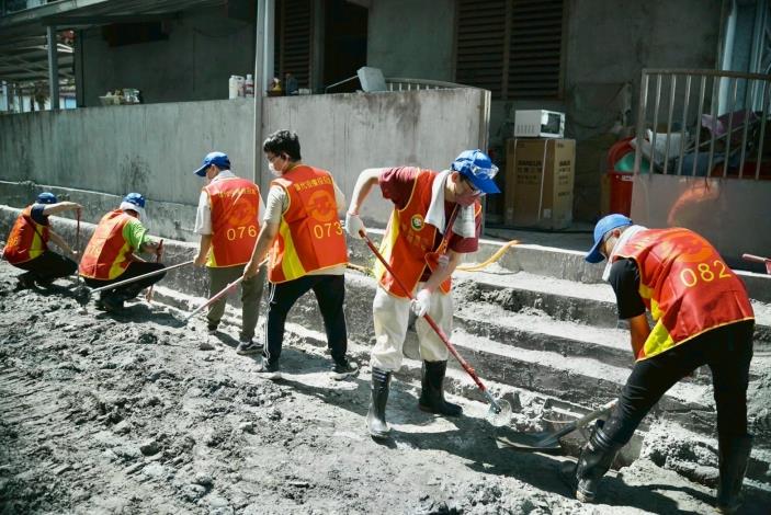 替代役備役役男執行災區側溝淤泥清除作業-2