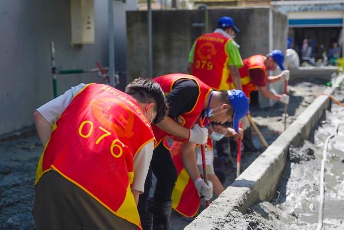 替代役備役役男執行災區側溝淤泥清除作業