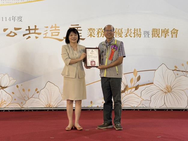 苗栗縣苑裡鎮公所主任秘書鍾永坤受獎