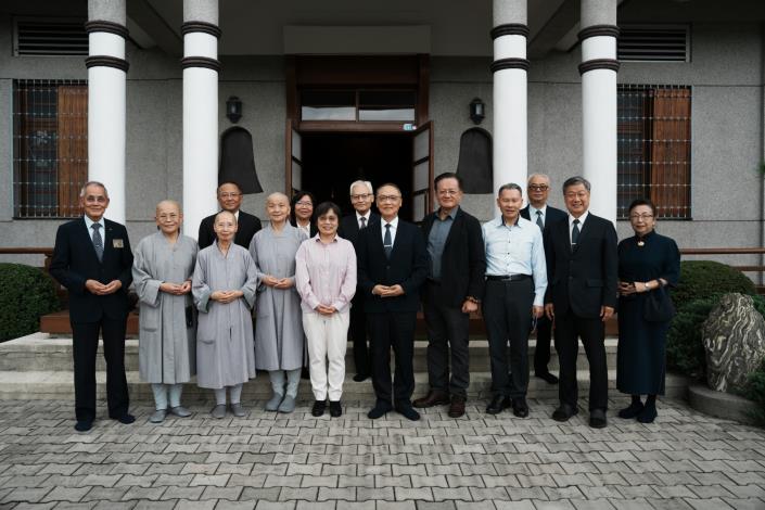 內政部劉世芳部長、消防署蕭煥章署長及宗教禮制司林振祿司長等人拜訪慈濟精舍。