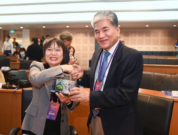 1141125內政部長劉世芳贈送李鴻源教授紀念品