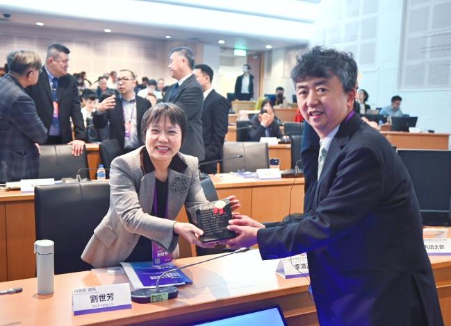 1141125日本災害監控專家筑波大學 內田太郎教授回贈內政部長劉世芳與紀念品