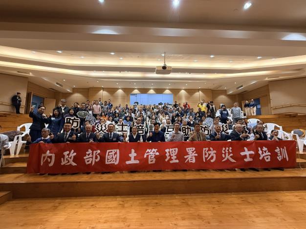 內政部偕同高雄市政府舉辦公寓大廈防災士培訓課程（南部場）大合照-1