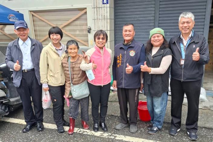 內政部長劉世芳今(6)日拜訪花蓮大馬村王梓安村長，感謝其全心投入馬太鞍溪堰塞湖救災之辛勞-2