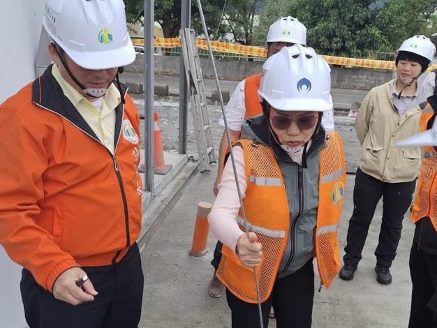 內政部長劉世芳今(6)日前往花蓮關心馬太鞍溪堰塞湖災後重建中繼屋施工進度-2