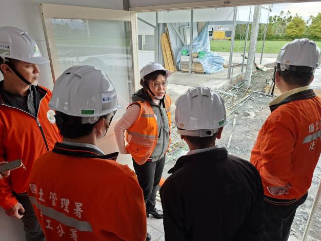 內政部長劉世芳今(6)日前往花蓮關心馬太鞍溪堰塞湖災後重建中繼屋施工進度-1