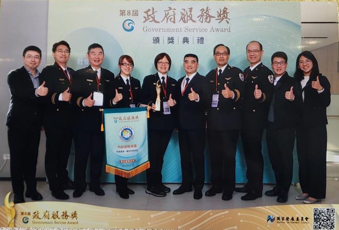 移民署署長林宏恩（右5）開心與同仁合影留念