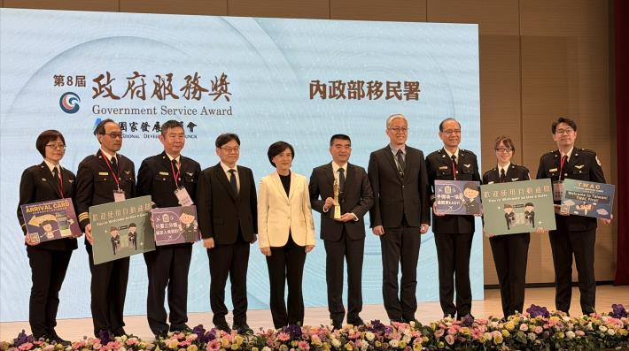 行政院副院長鄭麗君（左5）與內政部常務次長吳堂安（右4）及移民署同仁合影