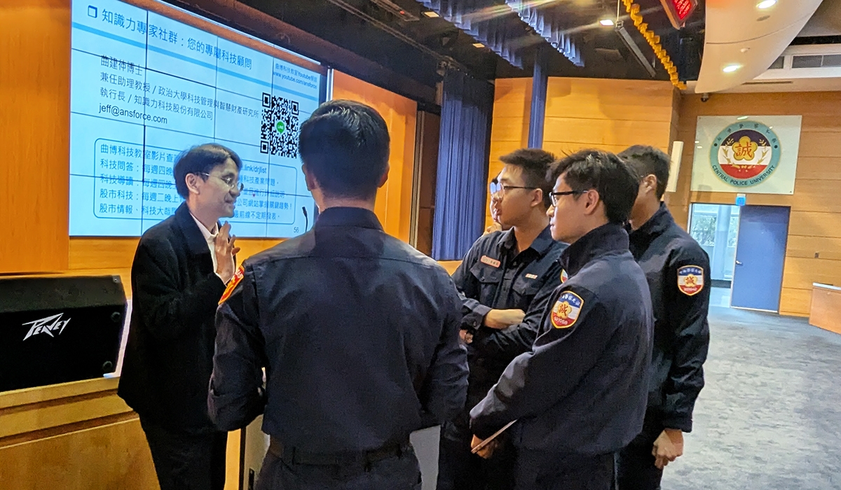 曲建仲演講精闢警大學生熱烈提問