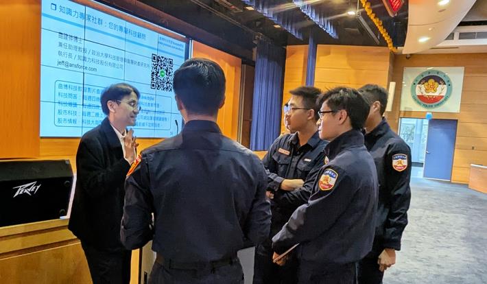 曲建仲演講精闢警大學生熱烈提問