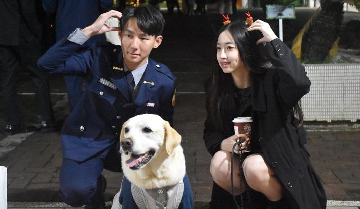 校內、外學生與警犬親密互動