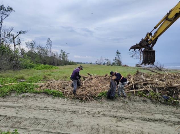 台江處動員機具清除海岸廢棄物。