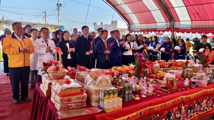 內政部國土署中工分署長陳俊雄今(13)日出席「衛生福利部朴子醫院六腳住宿式長照機構興建工程」動土典禮_祈福儀式