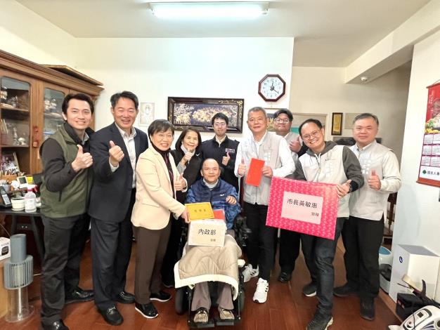 內政部劉世芳部長(左3)、役政司沈哲芳司長(左2)、嘉義市林瑞彥副市長(右3)探視關懷