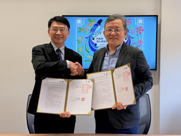 本部國土測繪中心鄭主任彩堂與國立政治大學地政學系白系主任仁德簽署情形