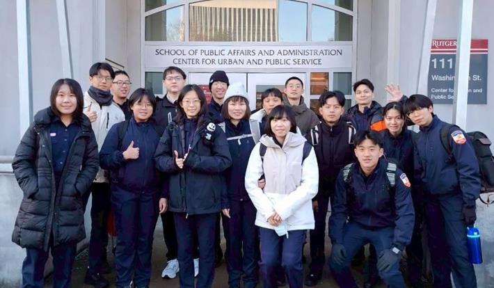 學生於美國羅格斯大學紐瓦克分校學習公共行政、刑事司法課程