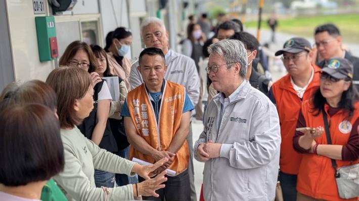 行政院政委陳金德在內政部國土署的陪同下視察花蓮馬太鞍溪中繼屋_關懷首批入住民眾 (2)