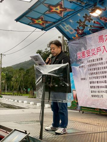 兆基屋管公司執行副總陳柏勳向各位住民說明中繼屋入相關生活事宜
