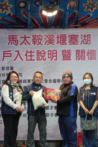 花蓮租服公會理事長柯嘉忠致贈入住中繼屋家庭年節賀禮