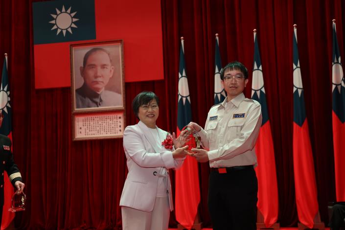 圖3：內政部劉部長與績優役政替代役役男合影