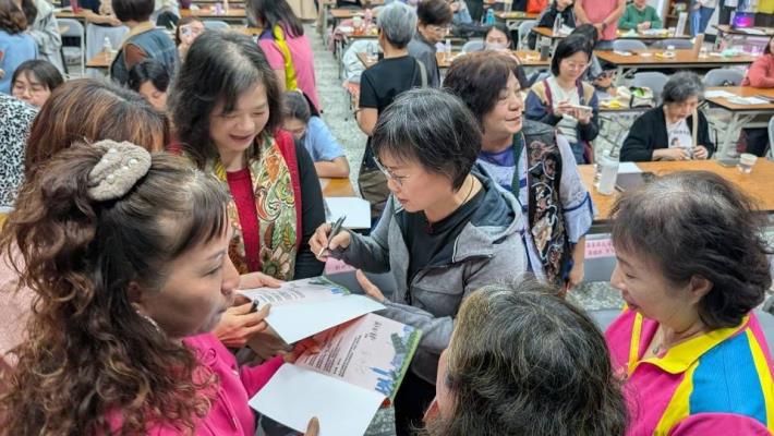 學員拿小橘書請部長簽名