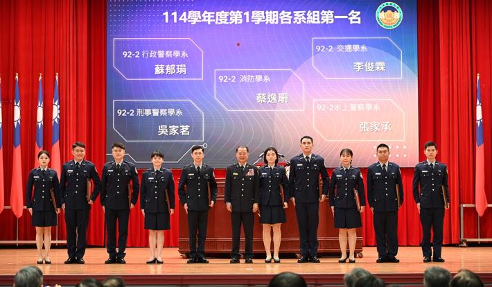 頒發114學年度第1學期「各系總成績第1名」獎狀